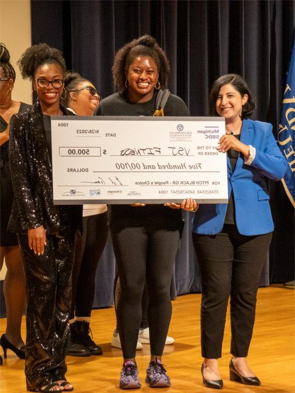 瓦拉丽·詹姆斯在2023年漆黑比赛中获得了人民选择奖，她接受了500美元的现金奖励.